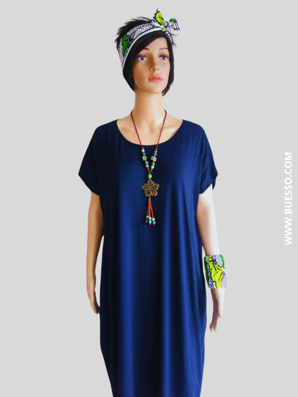 Robe bleu marine élégante avec collier intégré - confort et style assuré