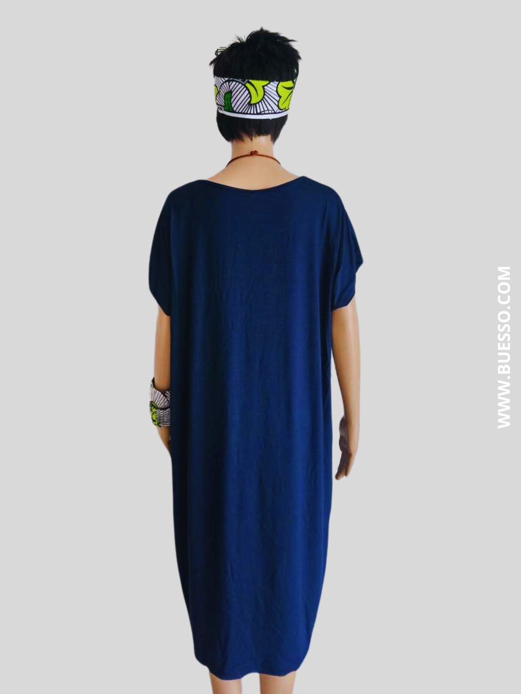 Robe bleu marine élégante avec collier intégré - confort et style assuré
