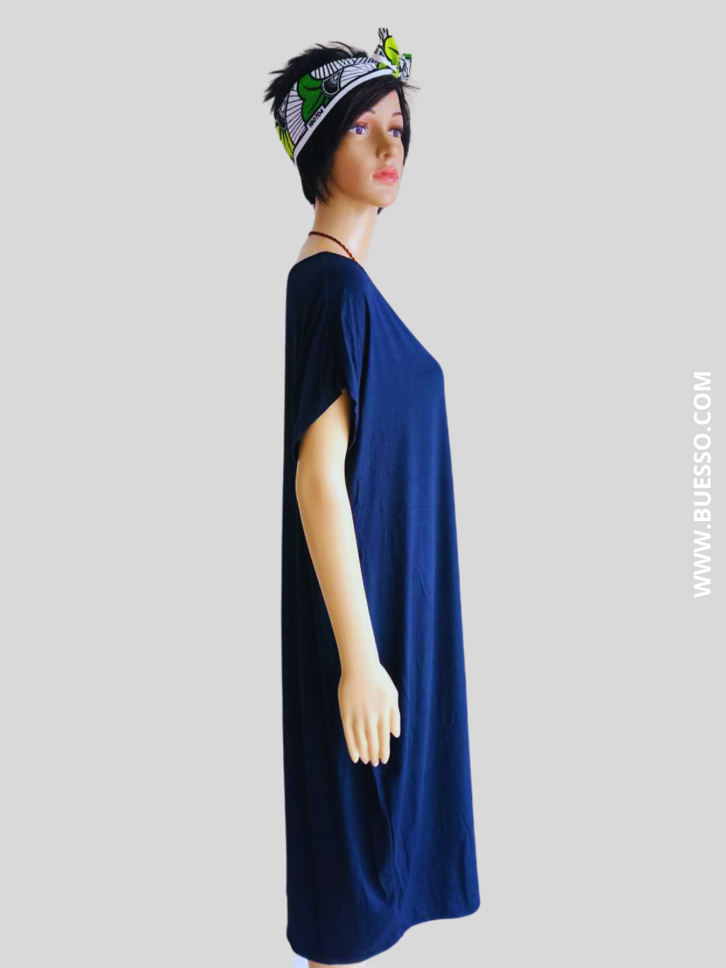 Robe bleu marine élégante avec collier intégré - confort et style assuré