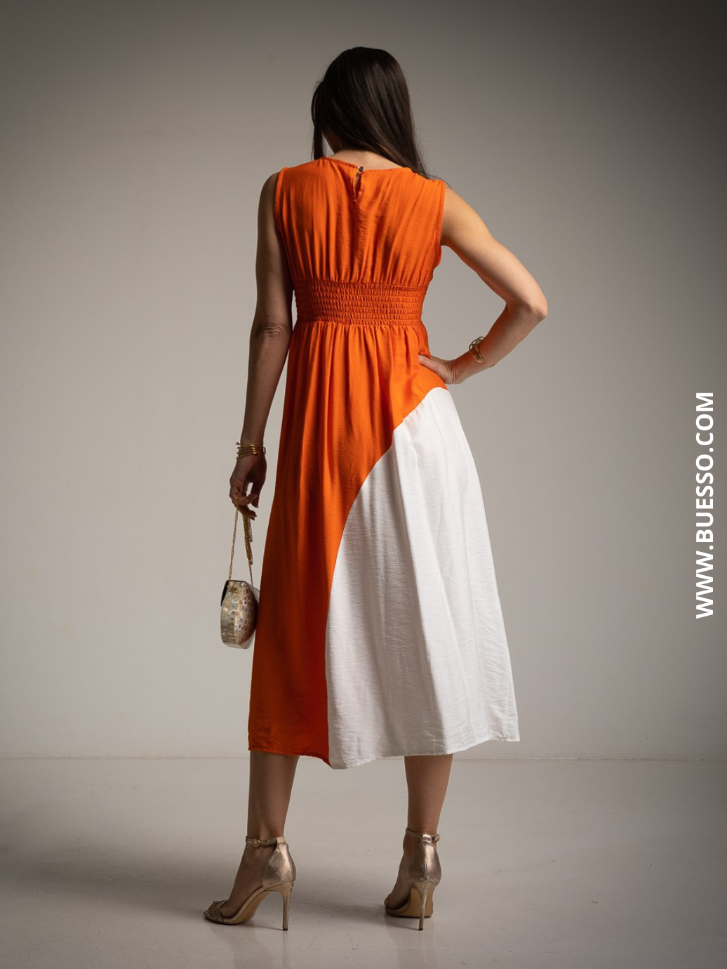 Robe bicolore orange et blanc sans manches