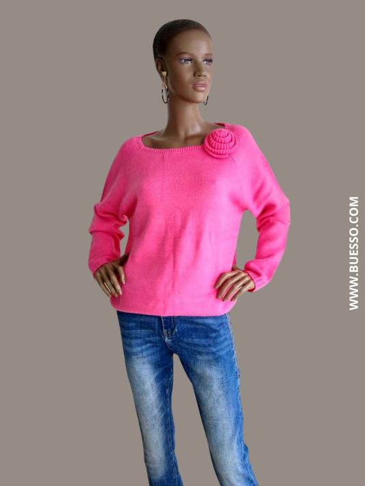 Pull rose col bateau avec une fleur sur l'épaule