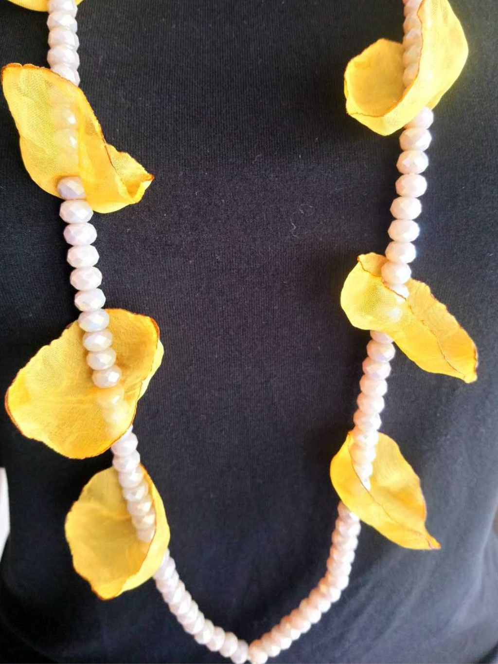 Collier sautoir en pétales de fleurs JAUNE MOUTARDE