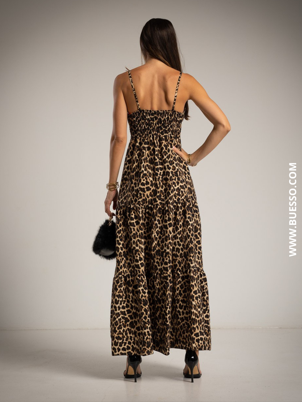Robe léopard élégante avec boucle doré sous poitrine
