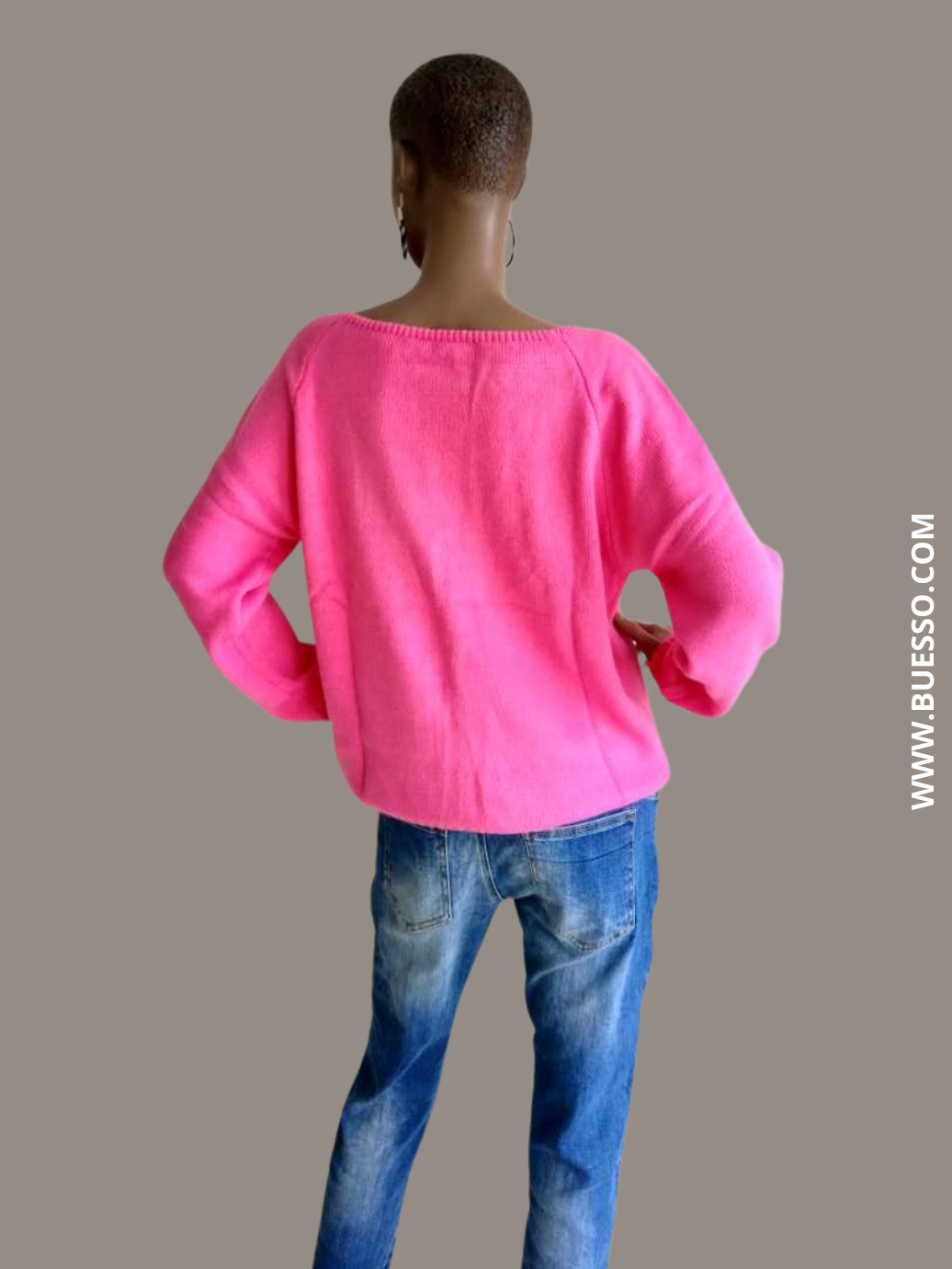 Pull rose col bateau avec une fleur sur l'épaule