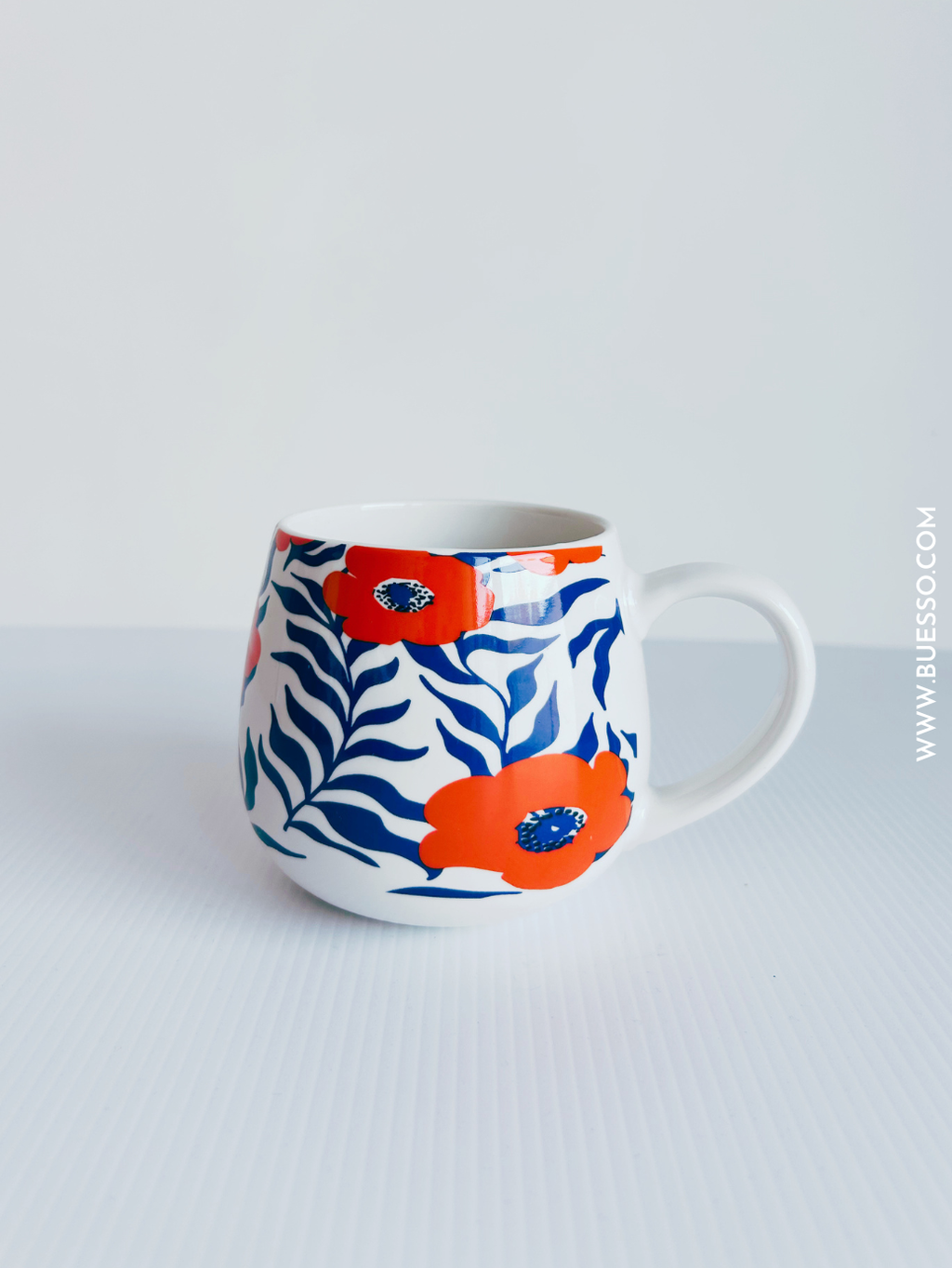 Mug en porcelaine fleurs oranges et bleues - 36 cl