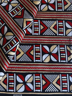 Pagne wax Bogolan rouge/noir motifs graphiques ancestraux africains