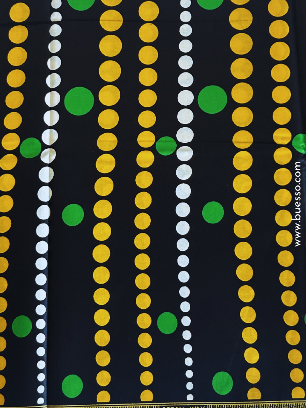 Pagne wax noir avec des motifs géométriques rouges, jaunes & verts