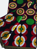 Pagne wax noir avec des motifs géométriques rouges, jaunes & verts