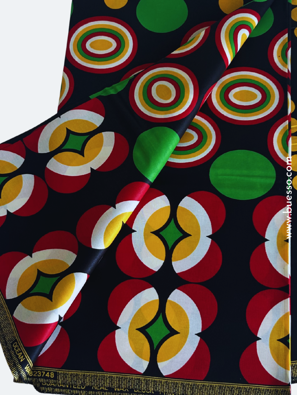 Pagne wax noir avec des motifs géométriques rouges, jaunes & verts