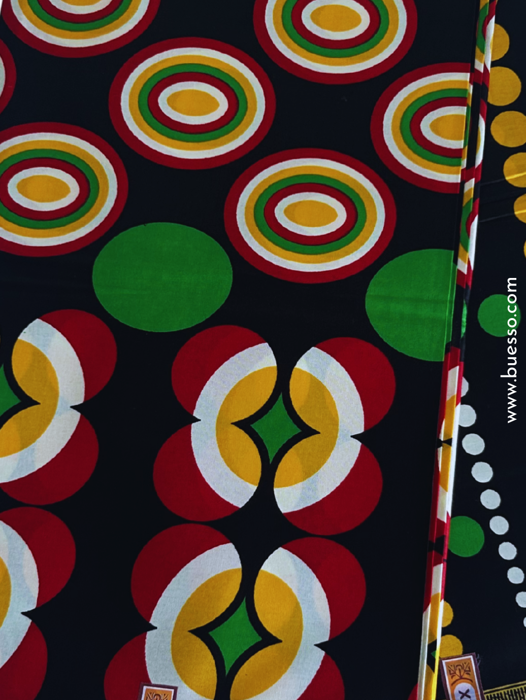 Pagne wax noir avec des motifs géométriques rouges, jaunes & verts