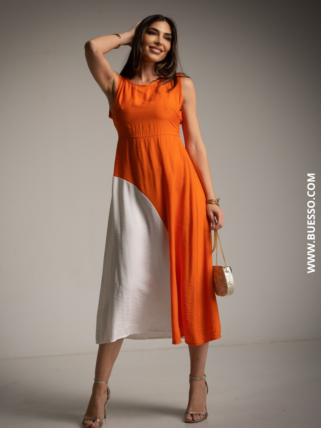Robe bicolore orange et blanc sans manches