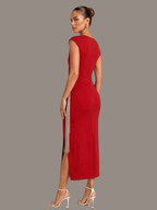 Robe de soirée rouge élégante avec détail bijou & fente