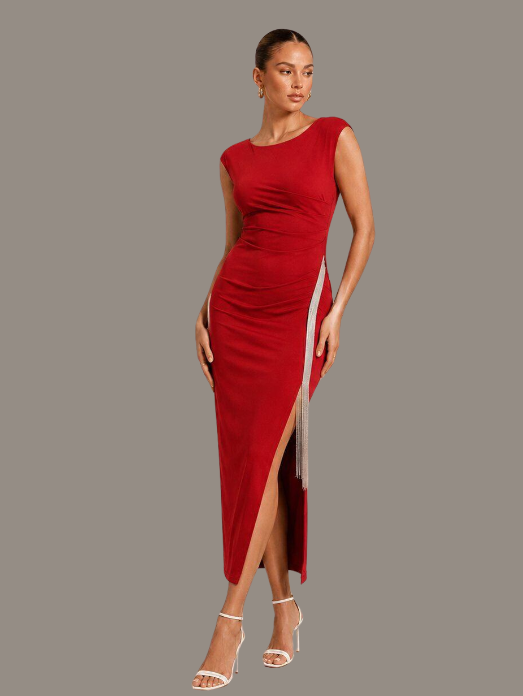 Robe de soirée rouge élégante avec détail bijou & fente