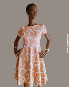 Robe beige Alphabet : L’élégance naturelle & le chic Intemporel