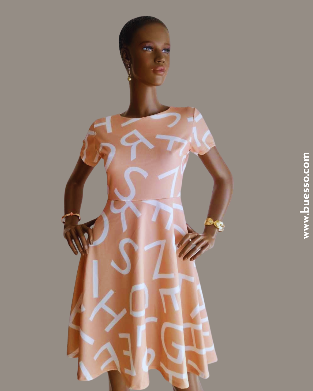 Robe beige Alphabet : L’élégance naturelle & le chic Intemporel