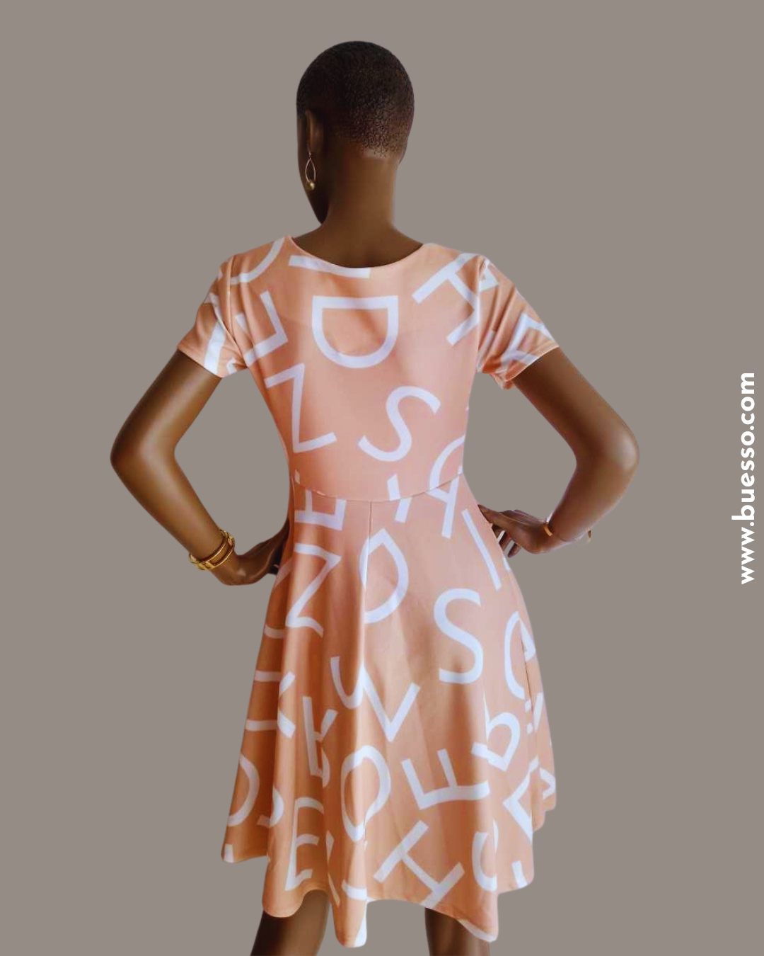 Robe beige Alphabet : L’élégance naturelle & le chic Intemporel