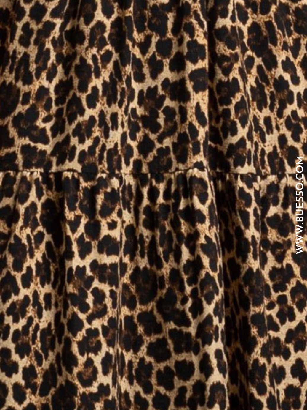 Robe léopard élégante avec boucle dorée sous poitrine