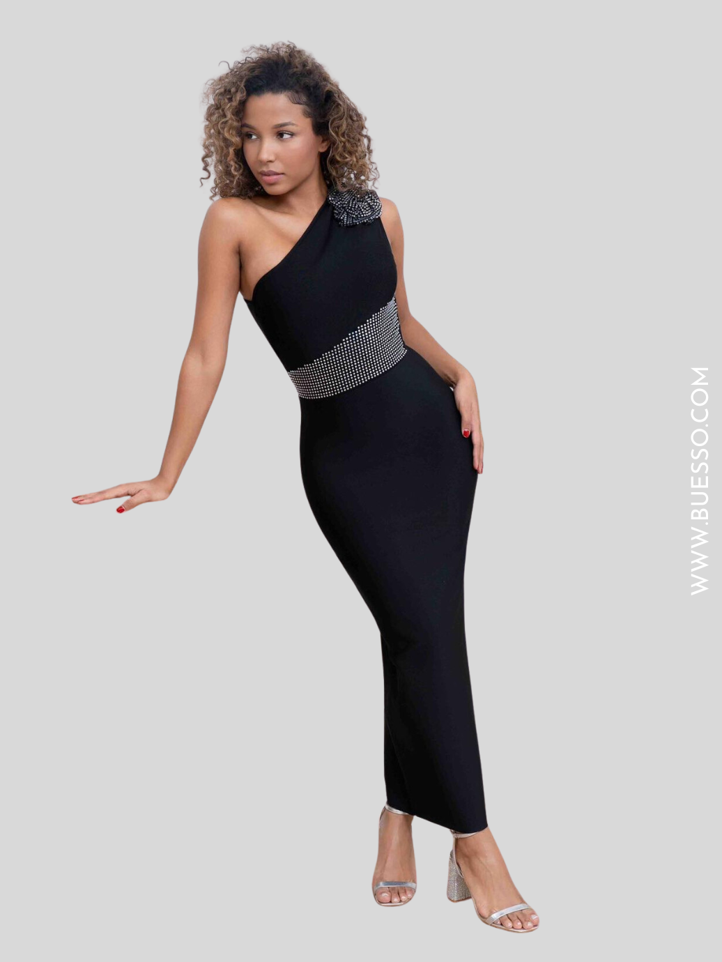 Robe épaule dénudée noire asymétrique