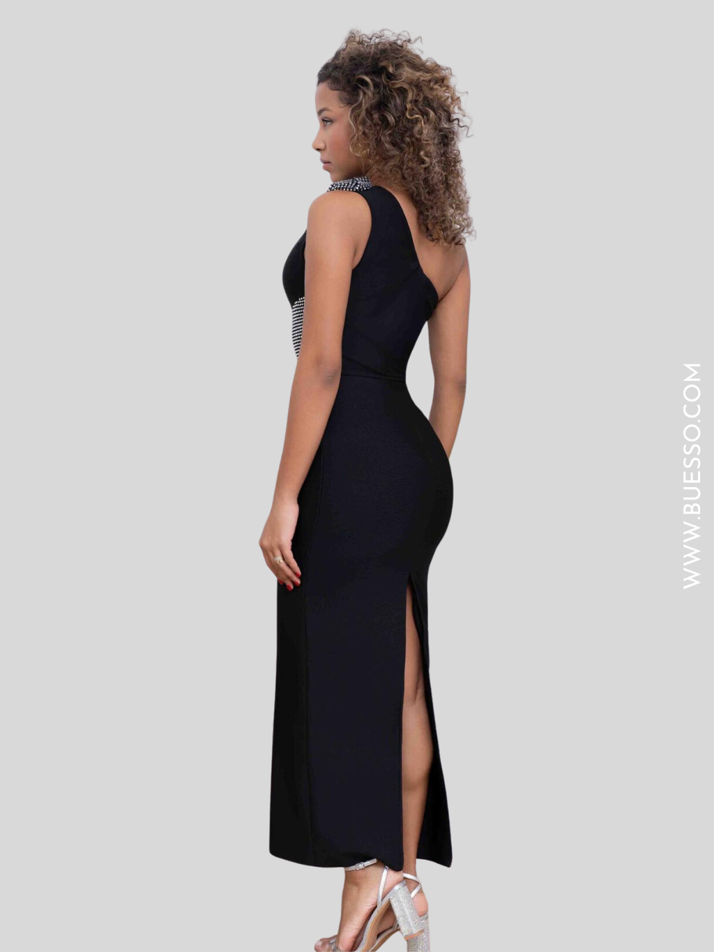 Robe épaule dénudée noire asymétrique