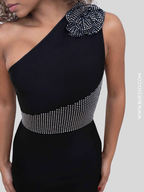 Robe épaule dénudée noire asymétrique