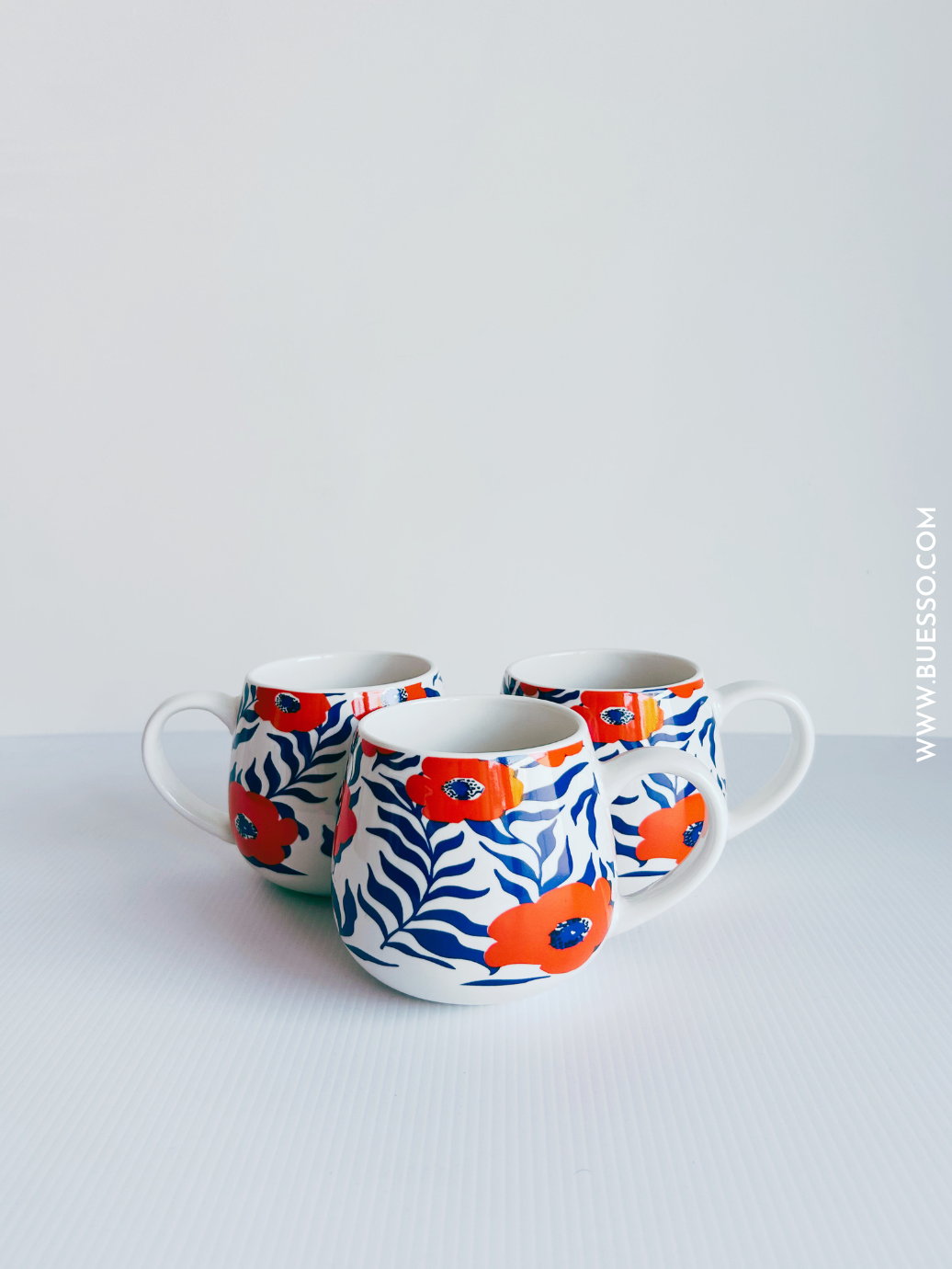 Mug en porcelaine fleurs oranges et bleues - 36 cl