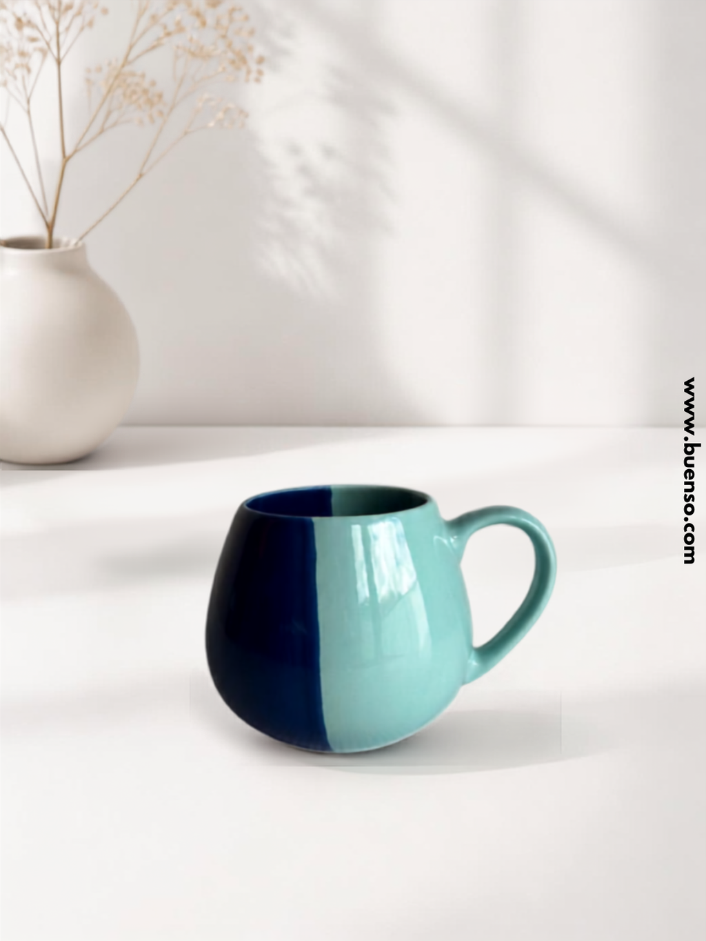Tasse bicolore vert céladon et bleu avec anse coloré